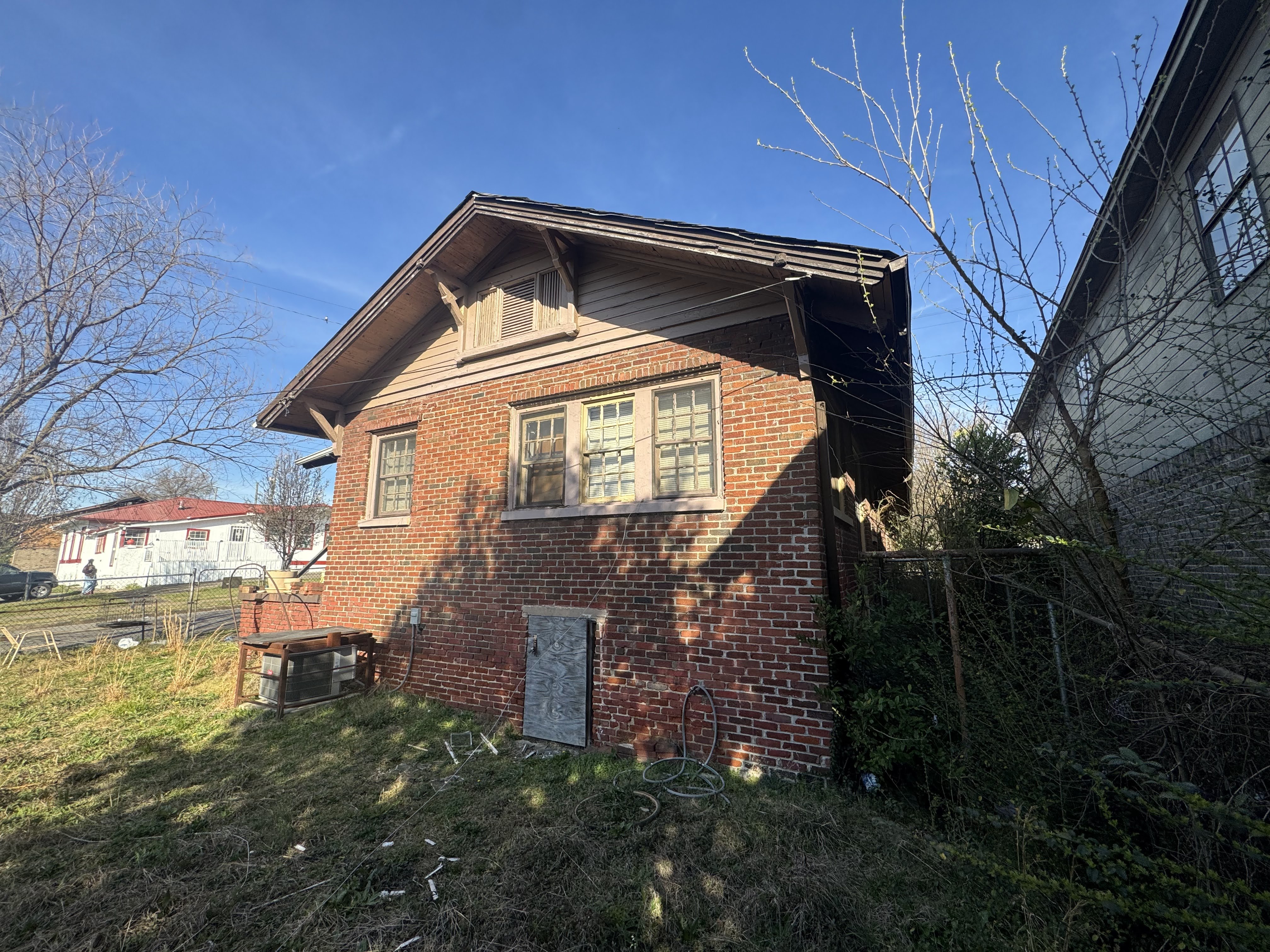 2001 Warrior Rd — exterior view 2