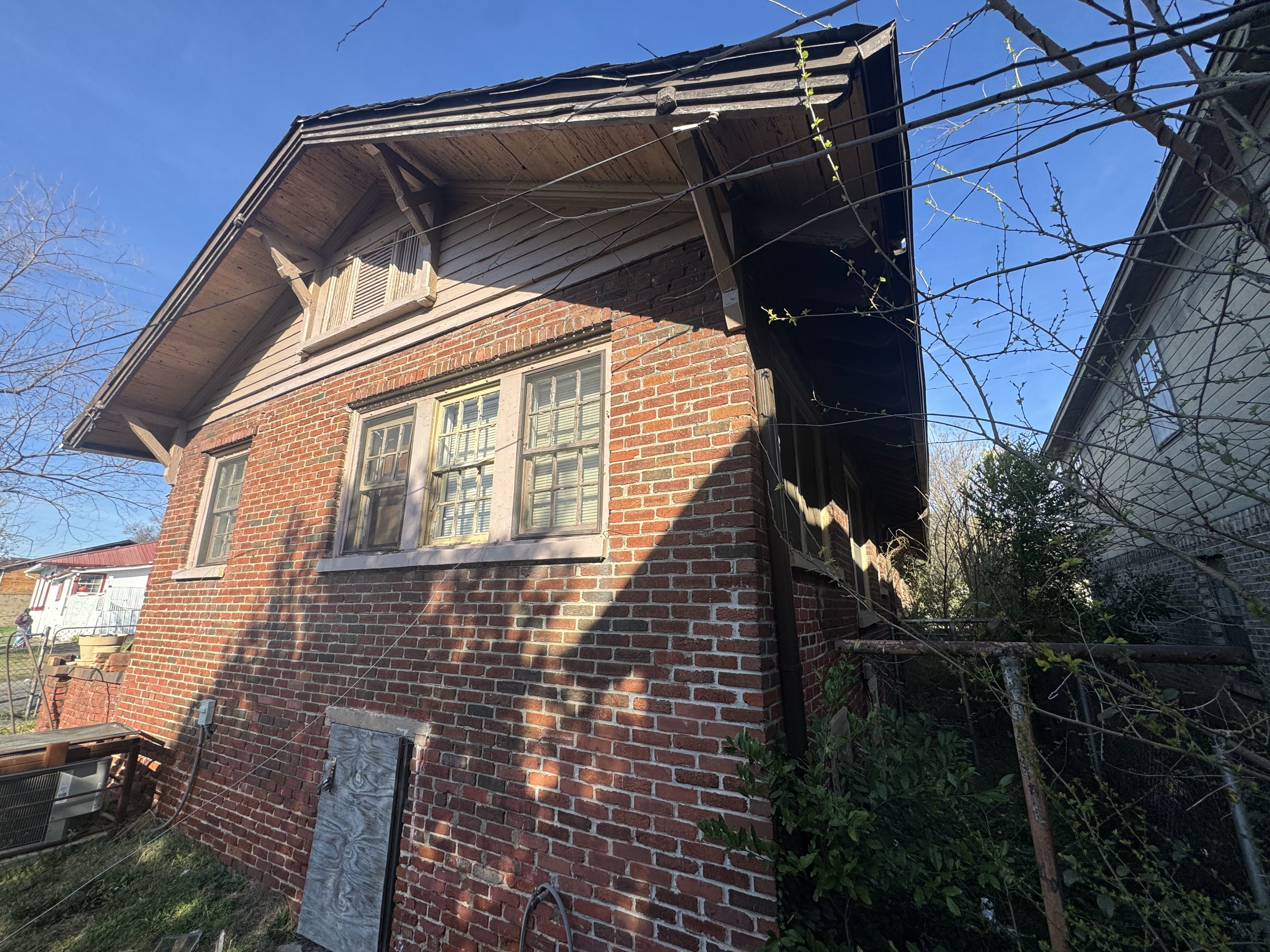 2001 Warrior Rd — exterior view 3